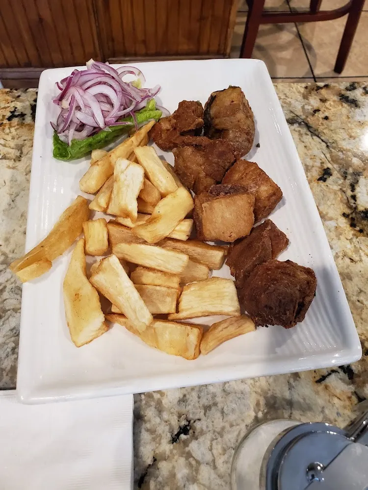 Chicharrón De Pollo Con Yuca Fried Chicken Chunk with Cassava